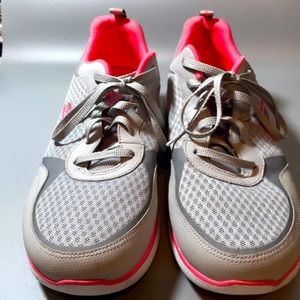 Like new Sketchers Size 9.5 Wide Fit